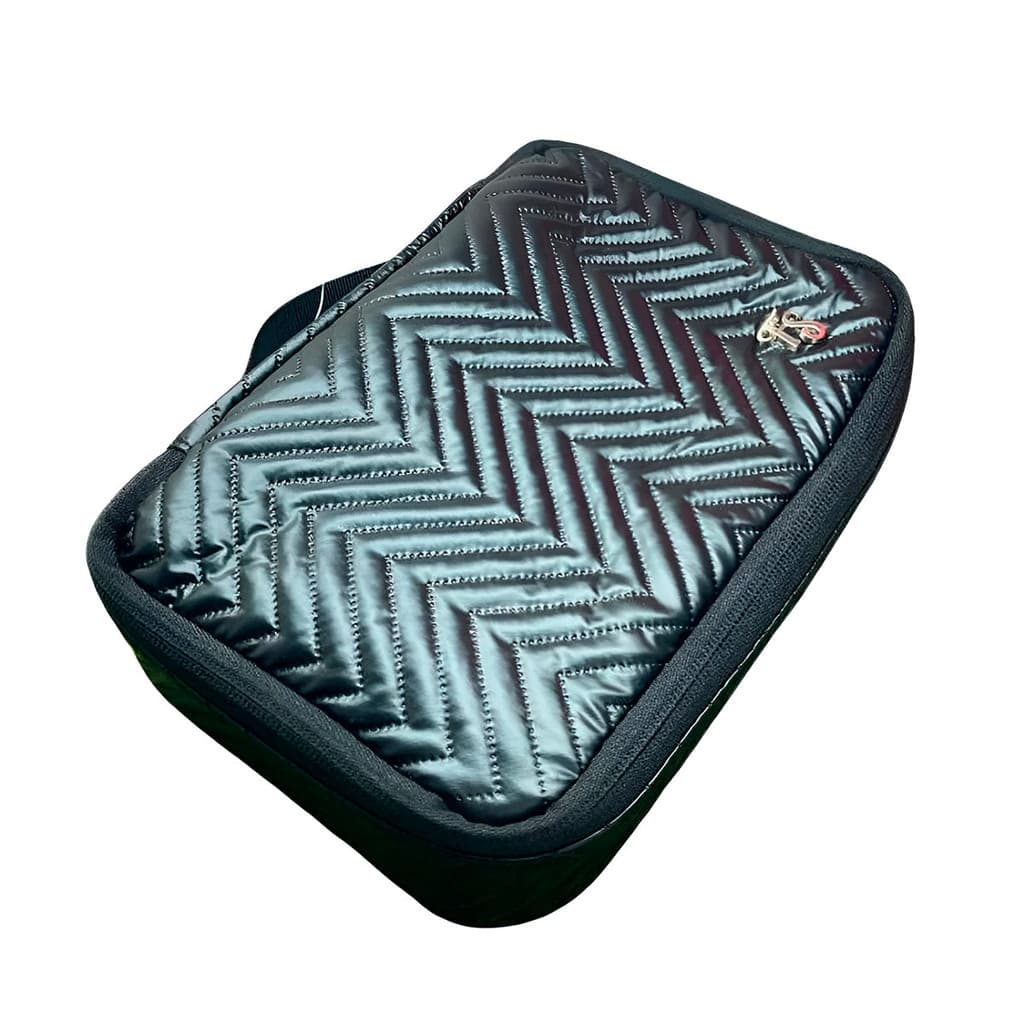 Bolsa Necessaire Matelassê Chevron Metálico na Cor Preto