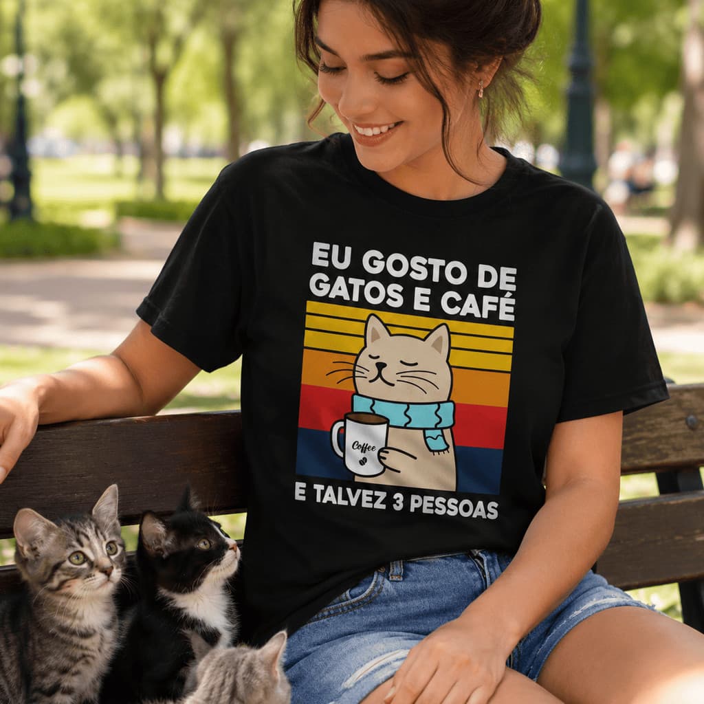Camiseta Feminina  Eu gosto de gatos, café e talvez 3 pessoas -Philklen