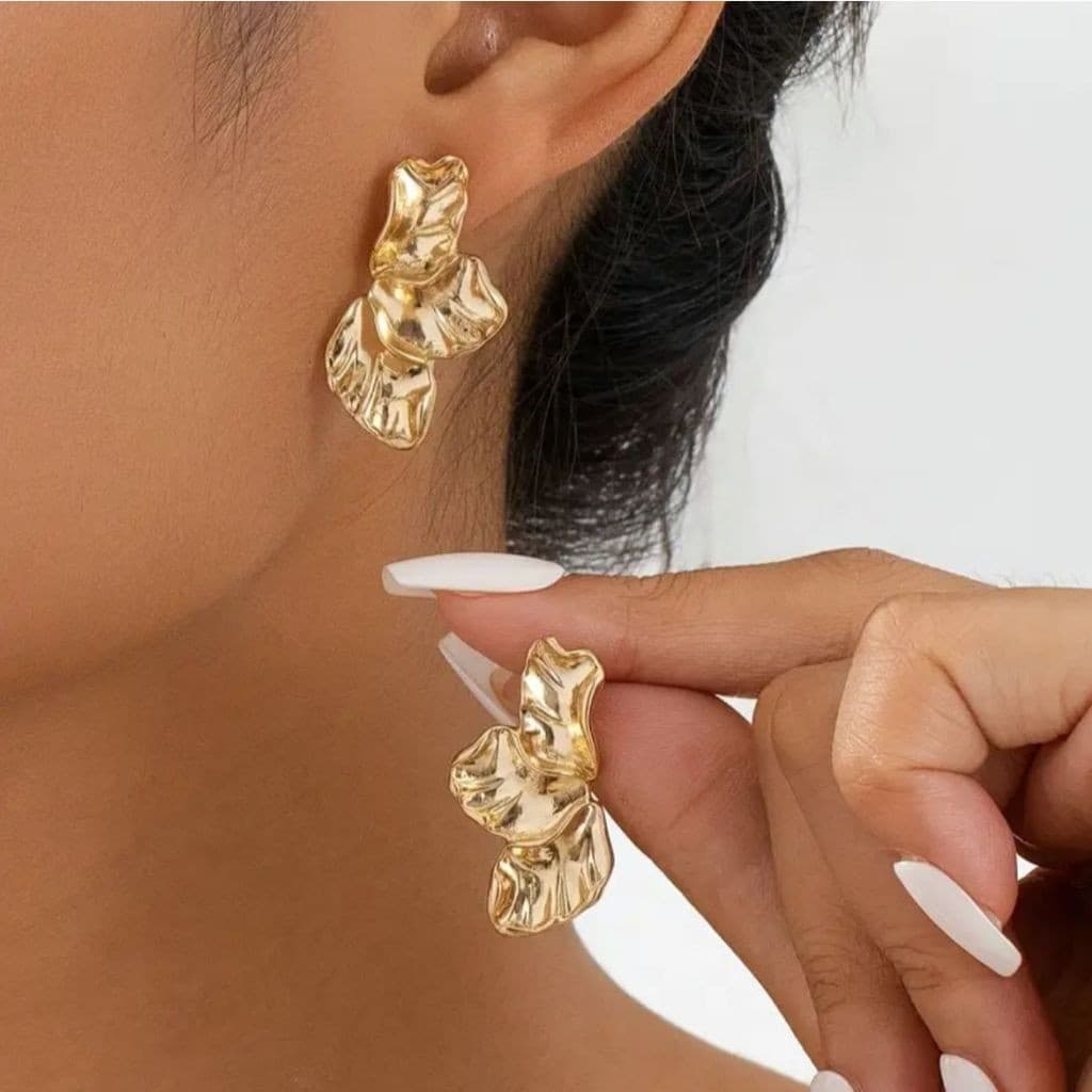 Brinco Meia Pétala Martelado Flor Folheado à Prata925 e Ouro18k