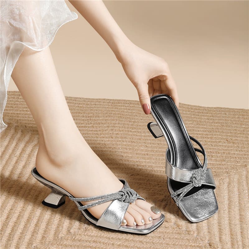 Luz de luxo prata All-Match sapatos femininos verão temperamento francês Retro simples sandálias dedo do pé aberto