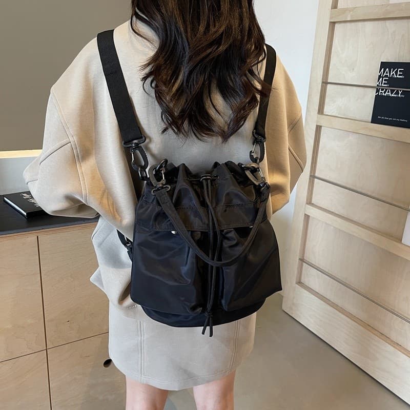 Mochila plissada feminina moda nicho Design High-End na moda balde saco deste ano Popular mochila de viagem de venda que