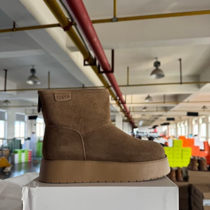 Botas de neve quentes com aumento de lã, sapatos femininos de cano curto de sola grossa para inverno, sapatos de algodão