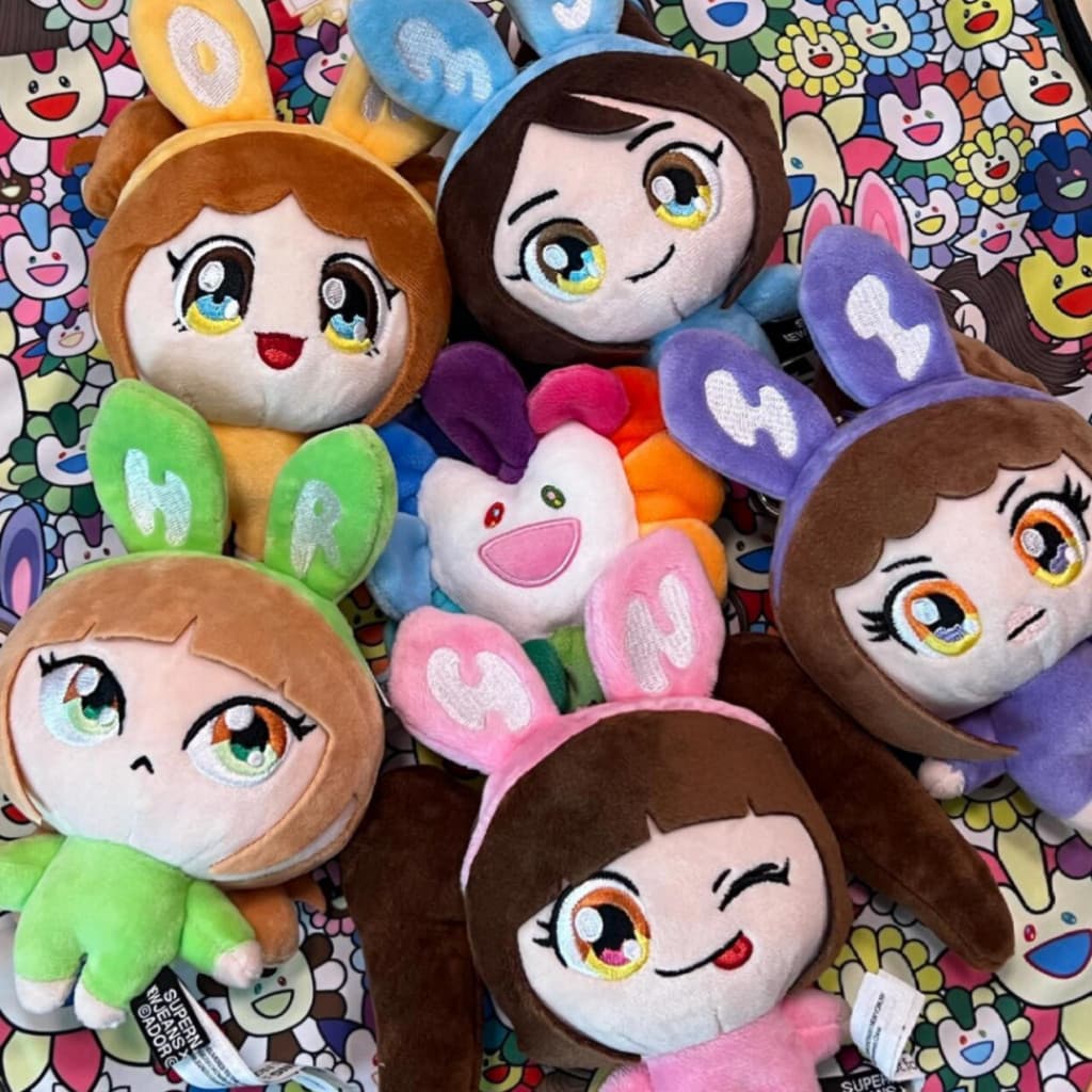 O chaveiro de pelúcia do grupo de Kpop NWJNS tem 15 centímetros de comprimento e apresenta os personagens MINJI, HANNI,