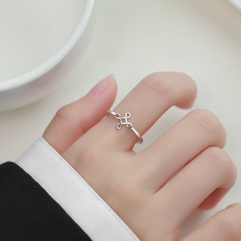 [Estoque pronto] Novo estilo anel de nó concêntrico feminino anel liso abertura High-End anel de dedo indicador elegante