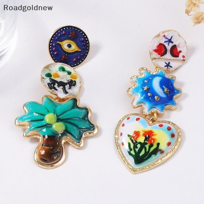 Os brincos vintage RGN são feitos de liga metálica, apresentam um design artístico e são adornados com detalhes de pinge