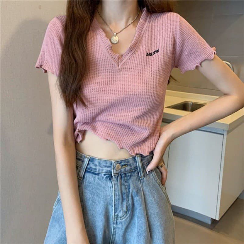 Nova camiseta feminina de verão, slim-fit, bordada, com decote em V, de malha e manga curta, top curto versátil e estilo