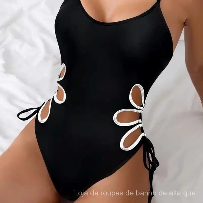 Maiô feminino de uma peça com efeito push-up e recortes para praia