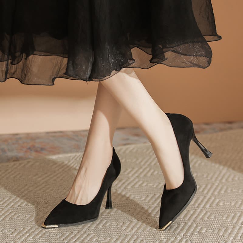 Sapatos de novo estilo com bico fino, confortáveis de usar, saltos altos pretos e finos para mulheres, modelo profission