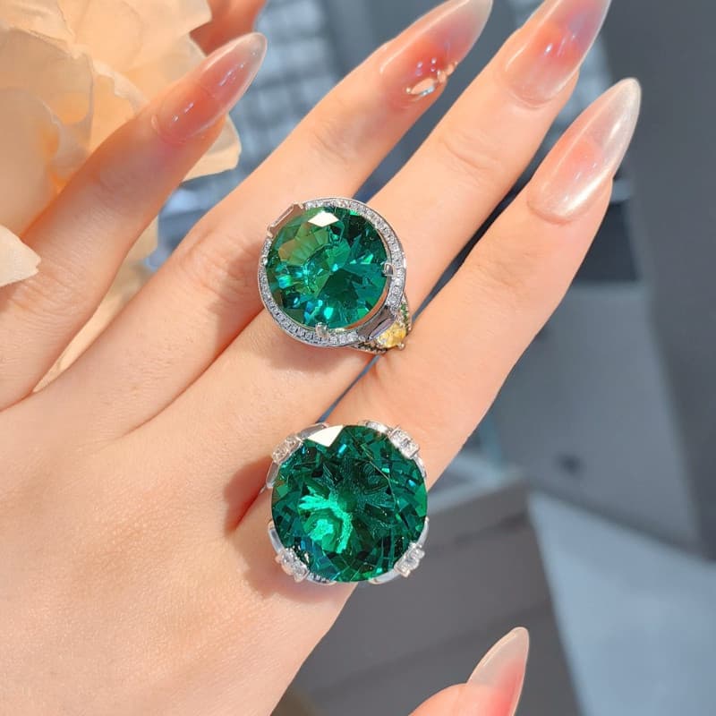 Um Grande Anel De Imitação De Esmeralda Com Incrustações De Zircônia Cúbica De Várias Cores-Coquetel Personalizado