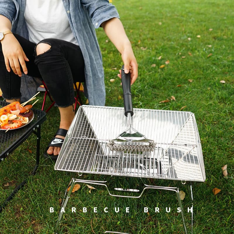 Nova escova de churrasco ao ar livre 55cm com pá três cabeças primavera escova de fio de aço inoxidável multifuncional c