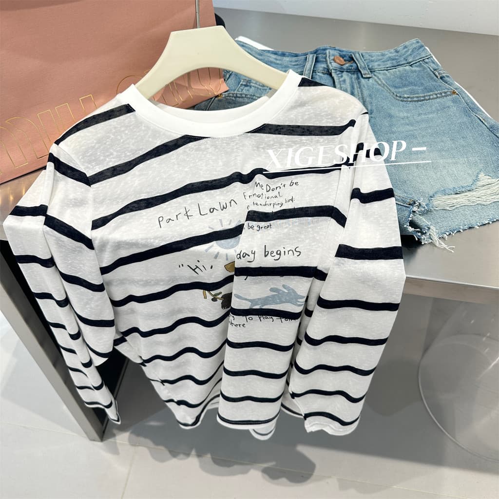 Camiseta feminina listrada com estampa de letras de desenho animado, manga comprida, sensação legal, aparência mais fina