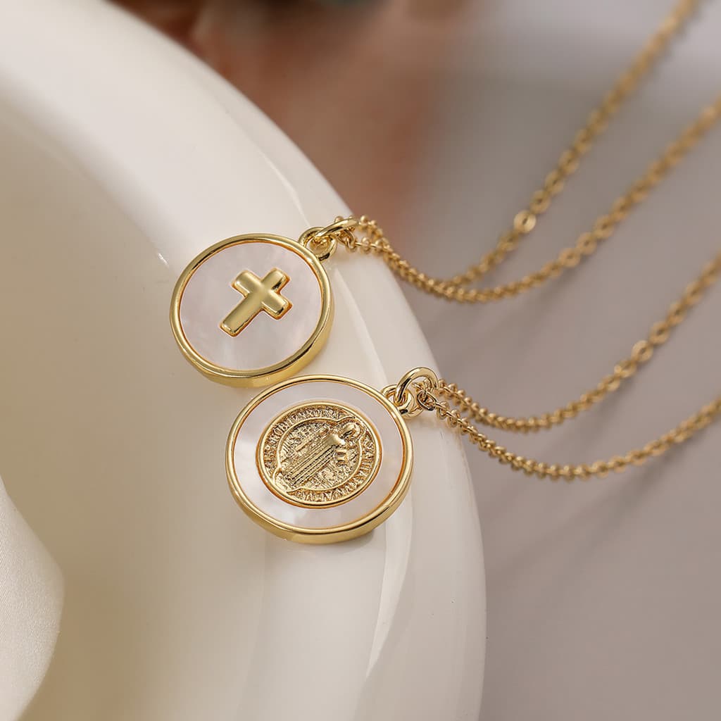Colar Minimalista e Único com Pingente de Cruz em Cobre Banhado a Ouro 18K para Mulheres, Corrente de Clavícula de Nicho
