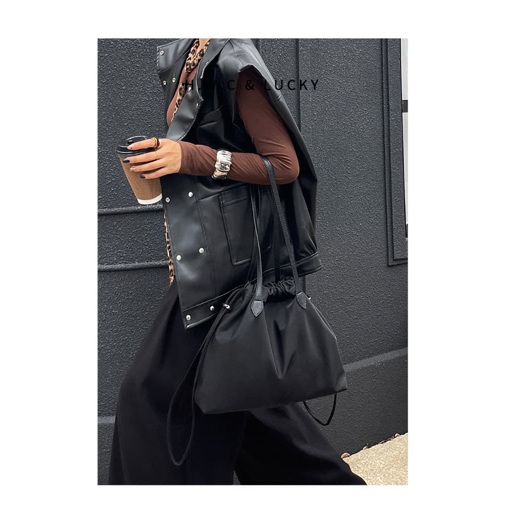 Loja de oito bolsas de segunda-feira 丨 Bolsas de Nylon de um ombro grandes Bolsas femininas da moda Viagem de negócios C