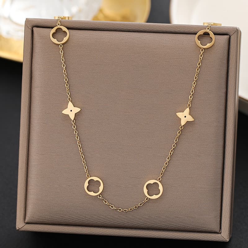 Colar de aço titânio Ht de luxo leve, banhado a ouro 18K, com design de trevo de quatro folhas vazado e estrelas dourada