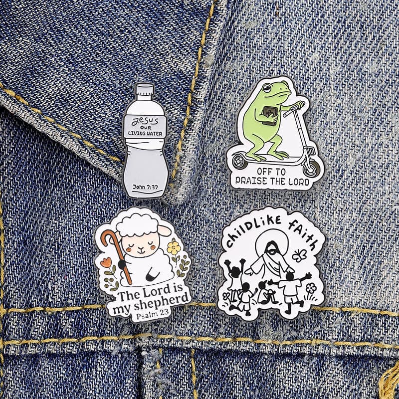 Estilo De Cura Dos Desenhos Animados Cordeiro Sapo Garrafa De Água Bíblia Esmalte Broche Moda Acessórios De Roupas Mochi