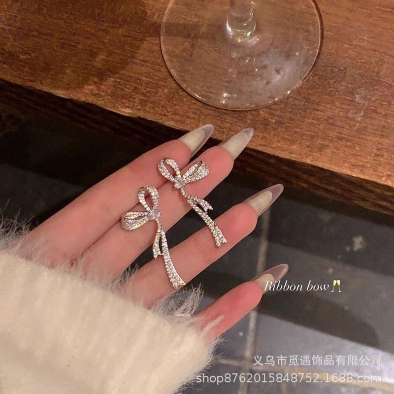 Brincos de zircônia prateados elegantes e luxuosos para mulheres, design único e exclusivo, textura requintada, brincos