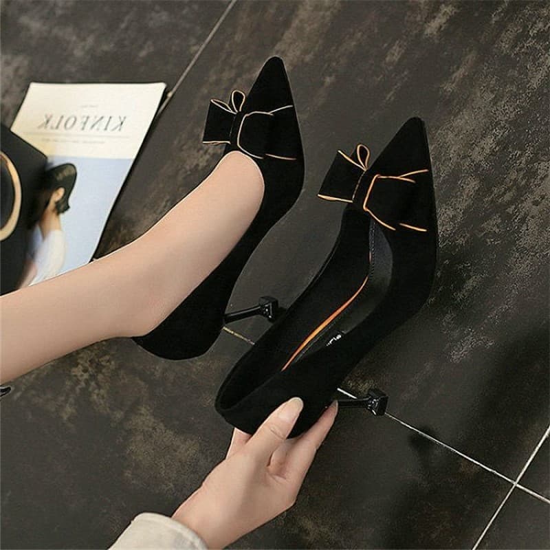 Salto alto feminino salto Stiletto salto gato 2026 primavera verão novo estilo arco camurça preta boca rasa apontou Toe