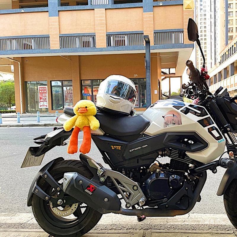 Adequado para novo Dazhou Honda 125 motocicleta decoração boneca juventude cc110/ns125la pingente de boneca traseira