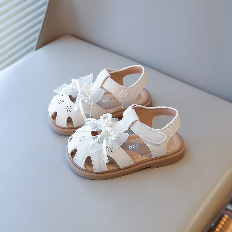 2026 meninas sandálias ocas verão novo estilo pérola arco princesa sapatos crianças bonito sapatos de sola macia da cria