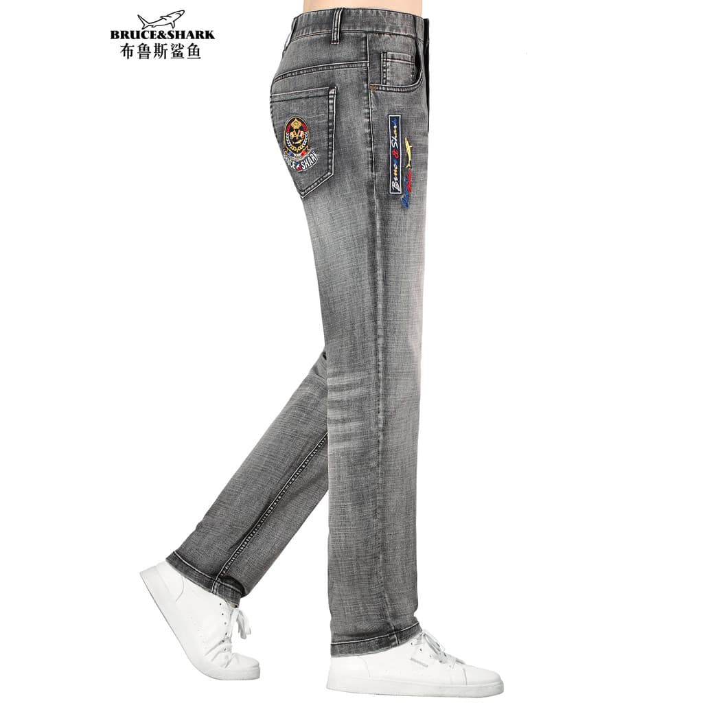 2026 verão novo estilo Jeans masculino fino calças retas Bruce tubarão tamanho grande solto calças bordadas na moda masc