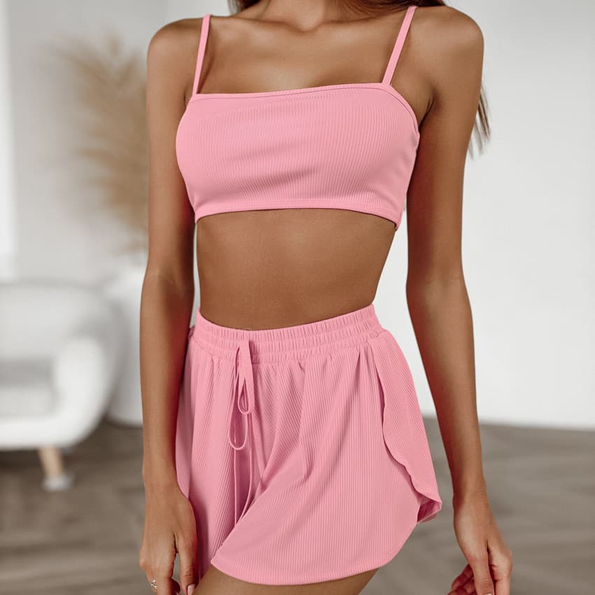 Conjunto de pijama feminino com top tomara que caia e shorts com fenda, casual e respirável para o verão.