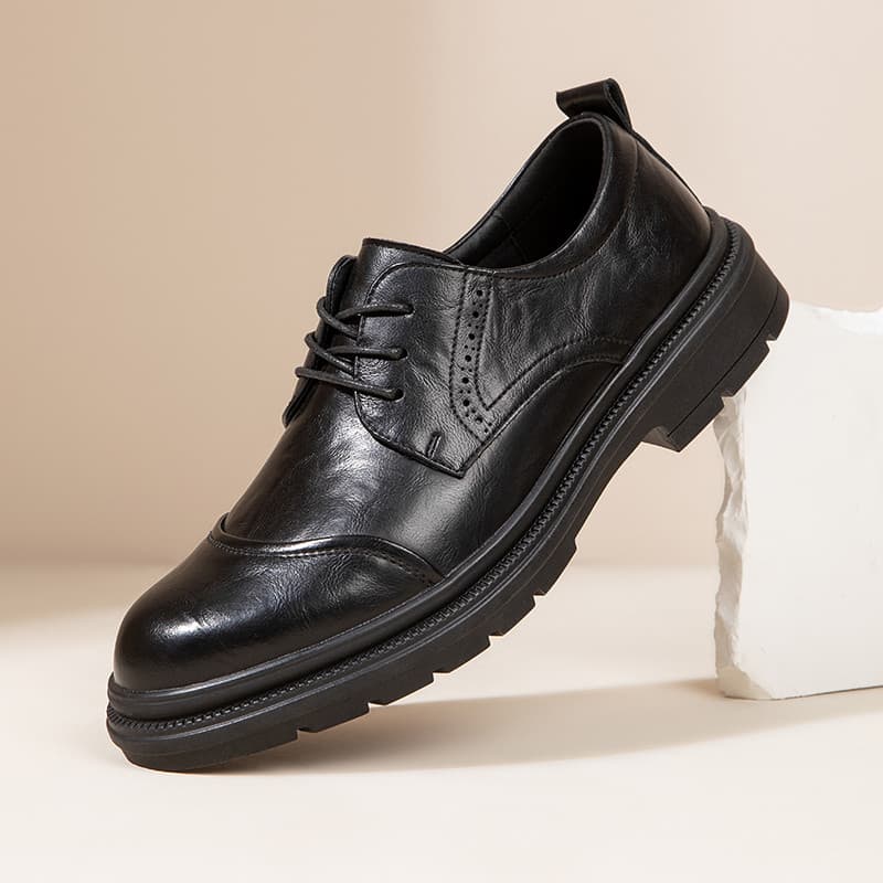 Sapatos de couro masculinos 2026 novo estilo primavera sapatos casuais sola macia negócios Formal Wear rendas preto brit