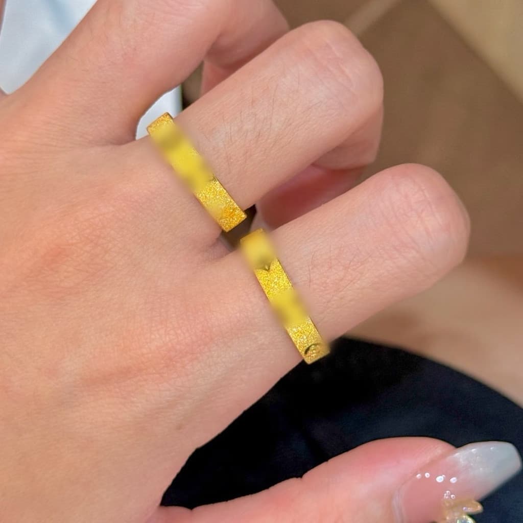 Anel aberto brilhante banhado a ouro com acabamento jateado, joia elegante com um toque de luxo MI0I