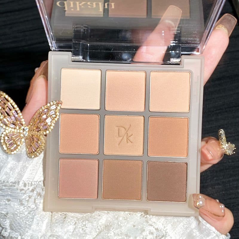 Paleta de sombras de nove cores de chá de leite de aveia ins Super Hot Glitter à prova d'água Pó de glitter Cor da terra