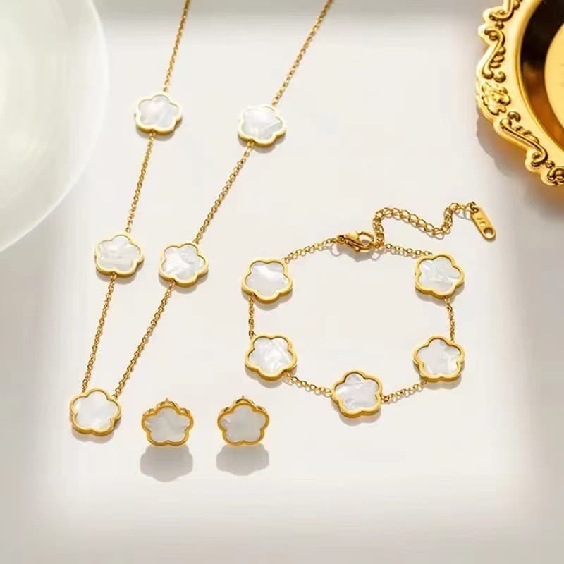 Pulseira de aço titânio com flor de cinco folhas brilhante de venda quente transfronteiriça na moda All-Ma