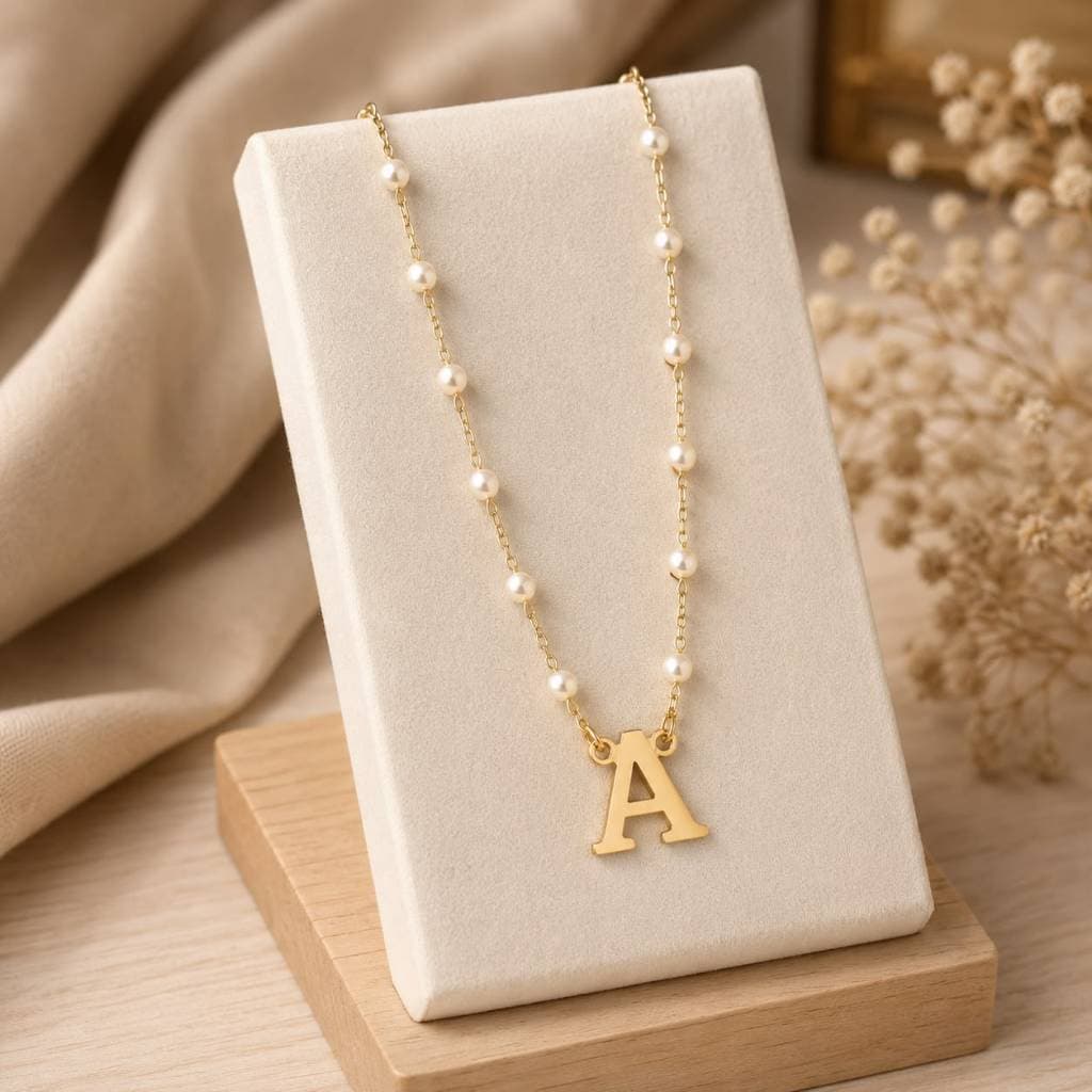 Colar Letra Inicial com Pérolas Banhado a Ouro 18K Todas Inciais
