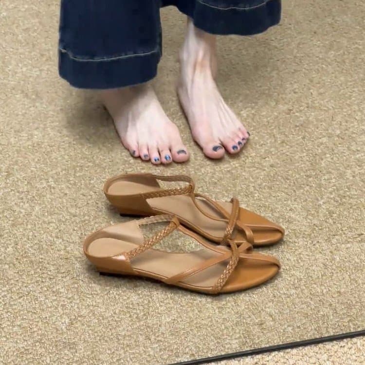 Sapatos femininos de moda com sola plana e bico fino, estilo slip-on.