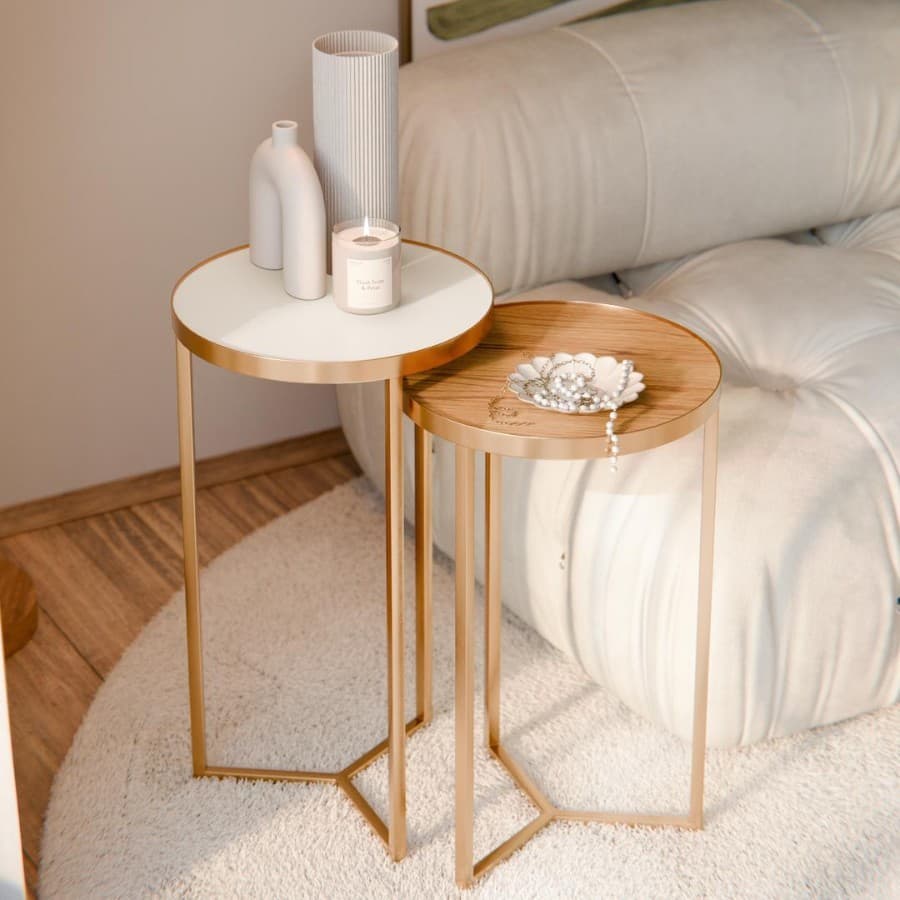 Kit 2 Mesas Apoio Lateral Canto de Sala para Decoração - Metal Dourada Tampo Off White e Cinamomo