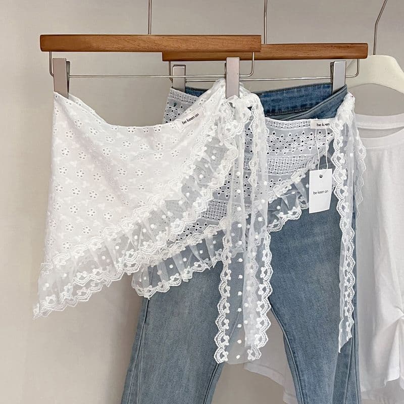 2025 novo estilo renda bunda cortina feminina triângulo francês cachecol cintura renda branca High-End Jeans em camadas