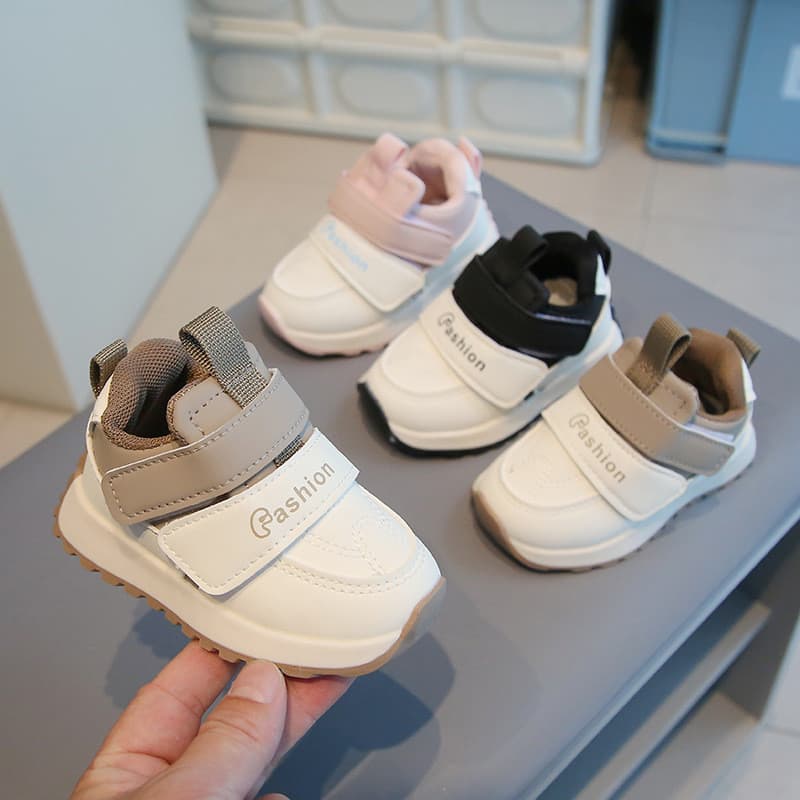 Calçados esportivos para bebês, sapatos infantis antiderrapantes com sola macia, superfície de couro respirável, Velcro,