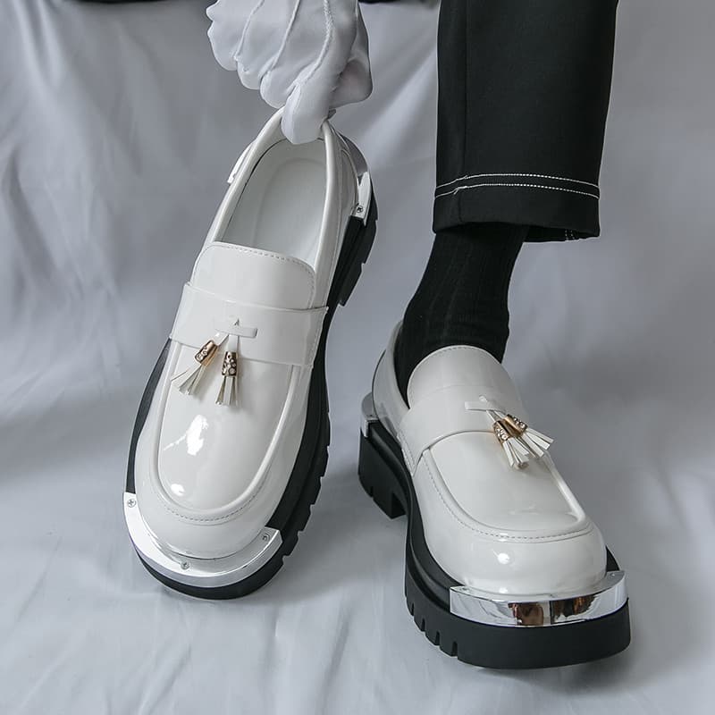 Novo estilo Preppy britânico decoração de Metal sapatos de couro de borla de sola grossa sapatos de casamento masculinos