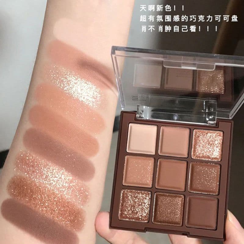 Paleta de sombras de olhos cor chocolate em tons terrosos, laranja-marrom fosco, perolado e cintilante, com nove cores p