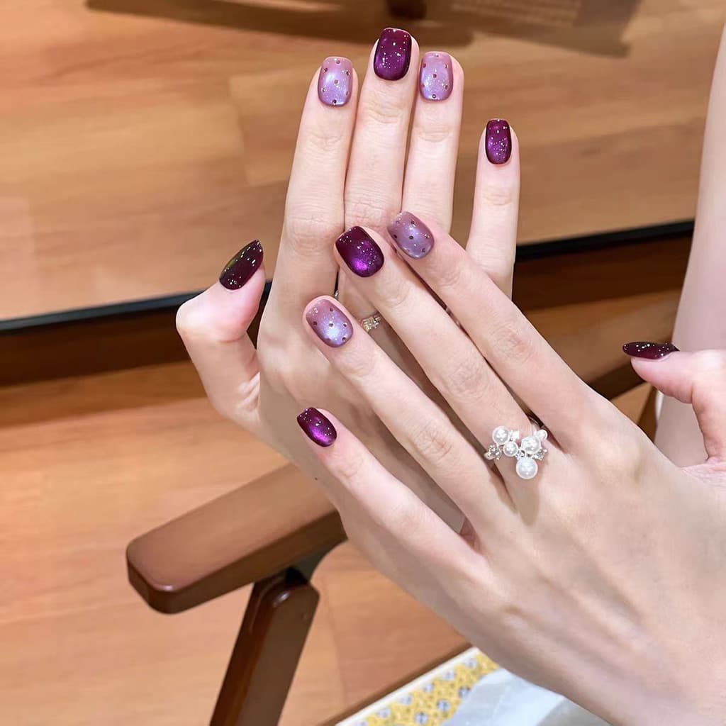 10 peças de unhas postiças curtas de alta qualidade, com bolinhas, em um tom puro e desejável de roxo uva, delicadas e e