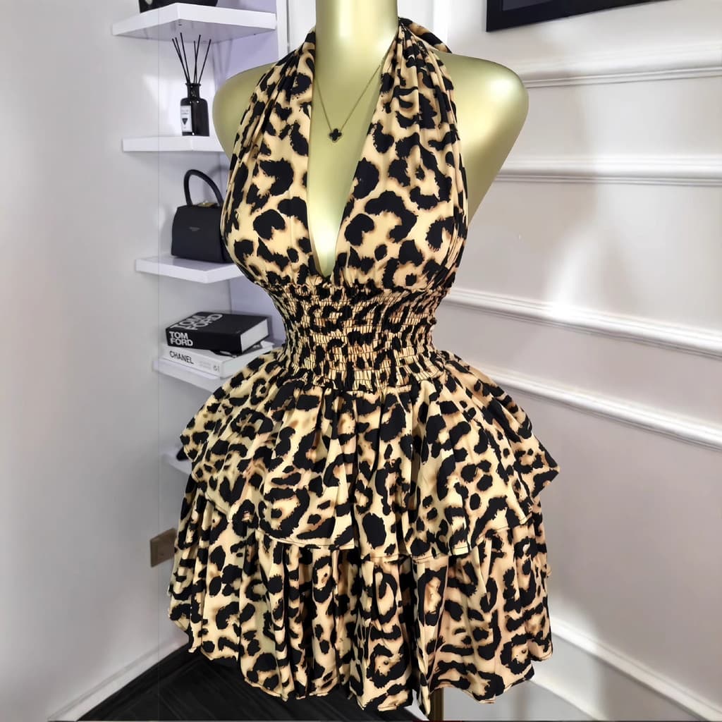 Vestido curto plissado sem mangas com estampa de leopardo e cintura estreita