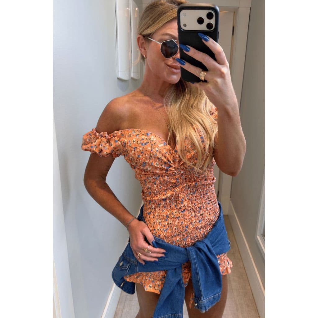 Vestido cereja laranja com estampa de  flores