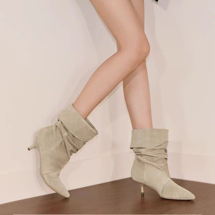 Botas de moda com bico fino, salto agulha, botas femininas de camurça sem cadarço, botas de cano curto com salto médio.