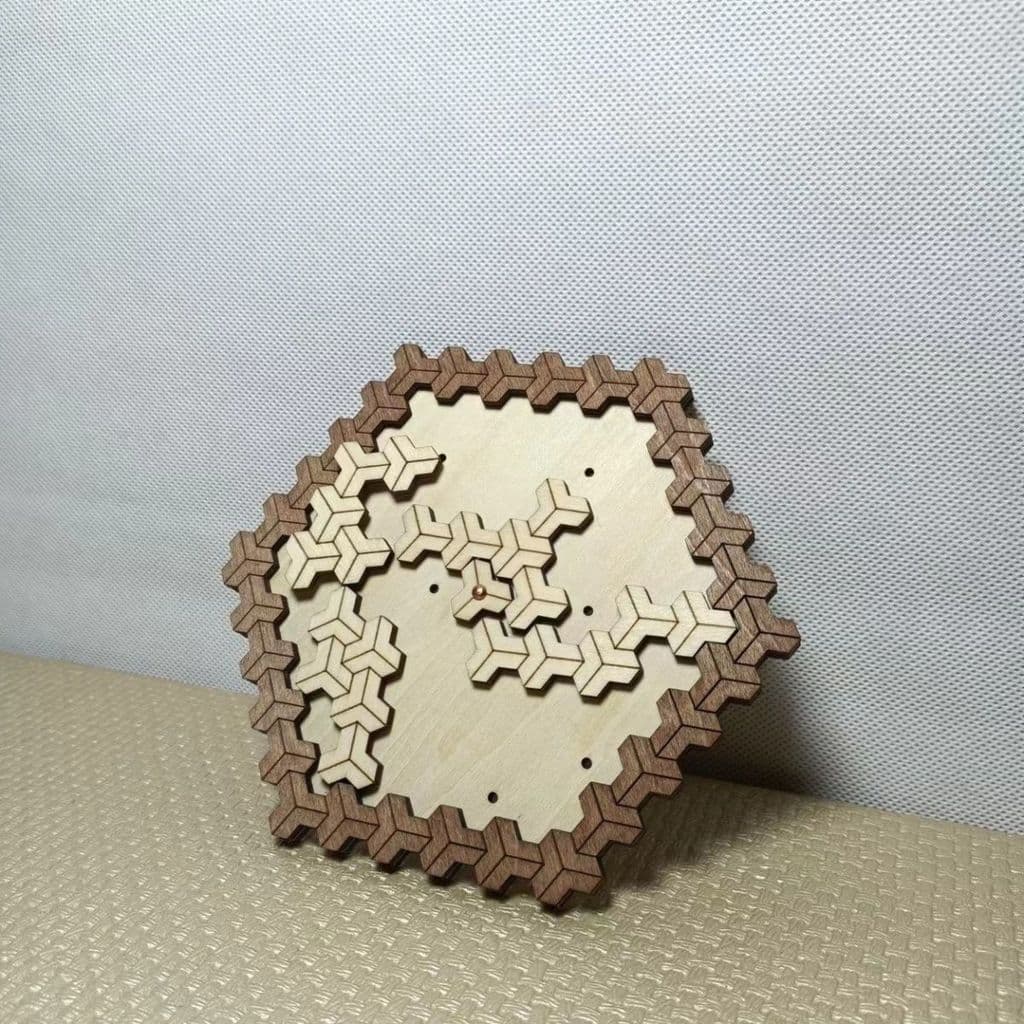 O Cubo de Escher, um quebra-cabeça de madeira com dez níveis de dificuldade, é um brinquedo educativo que substitui os t