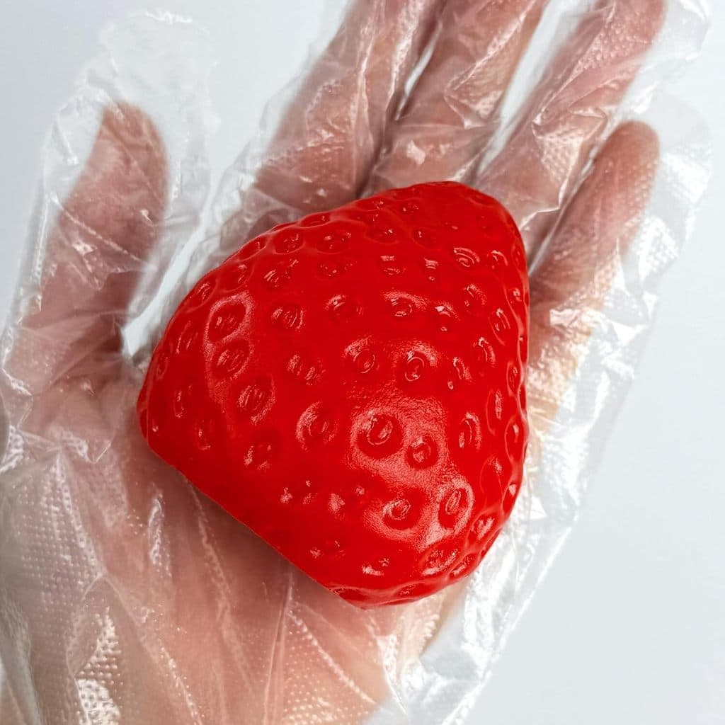 [Super Macio e Relaxante] Morango Gigante de Brinquedo para Apertar: Uma fruta super macia, cremosa e realista, com reto