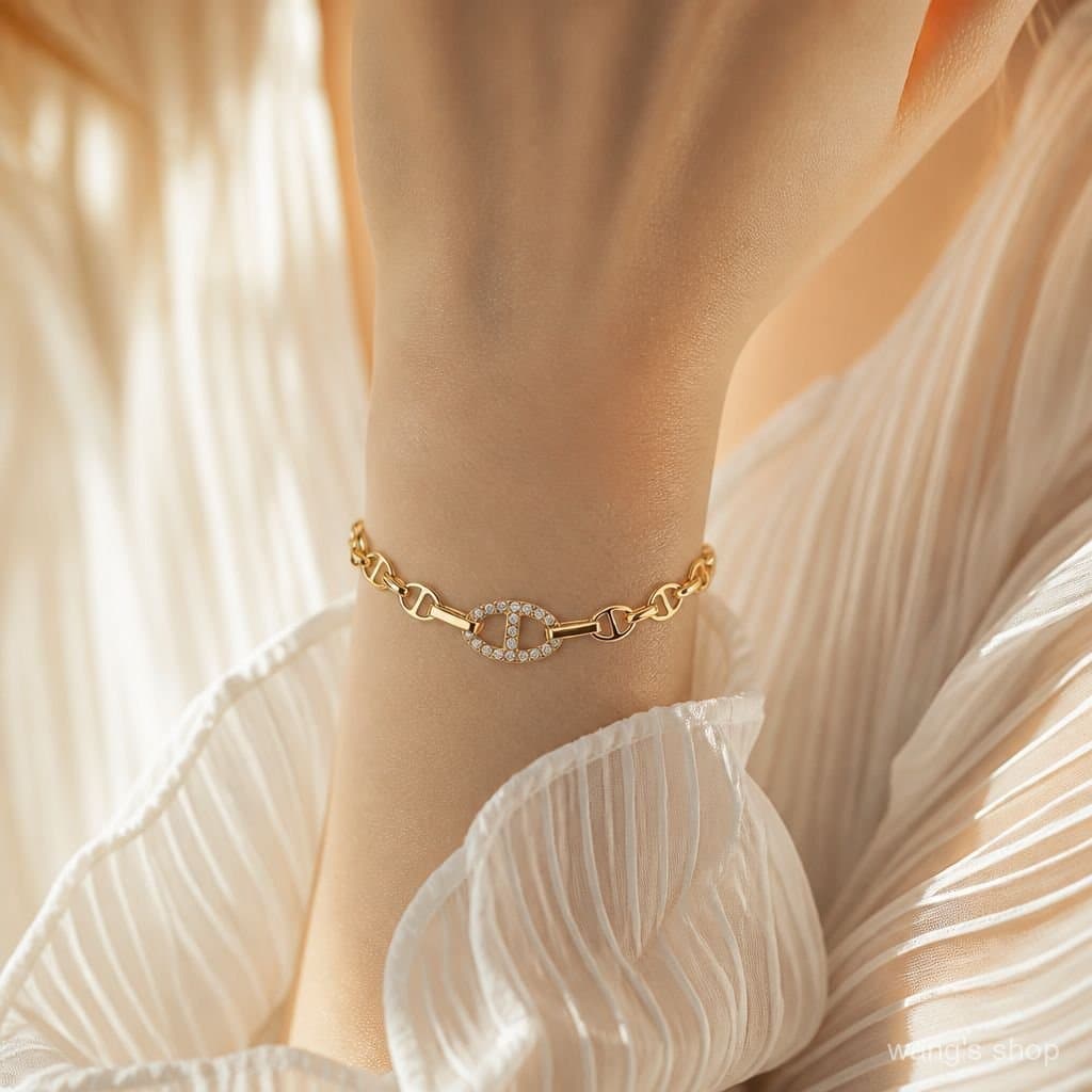 Pulseira Feminina Moderna de Aço Titânio com Detalhe de Nariz de Porco e Cravejada de Diamantes, Letra D em Ouro 18k, Jo