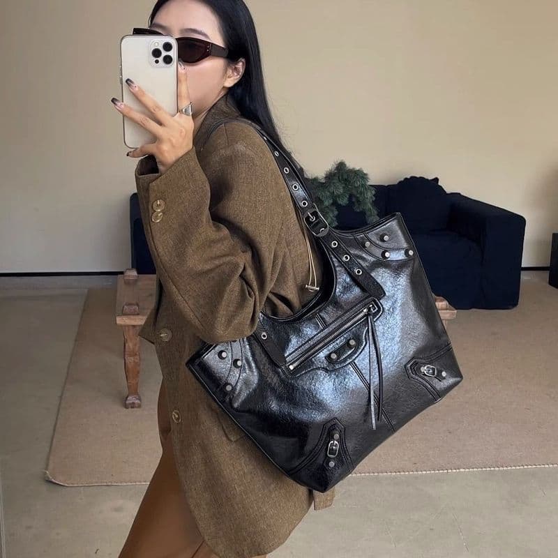 Indústria pesada Retro rebite motocicleta saco feminino 2025 outono novo estilo na moda portátil bolsa de ombro grande c
