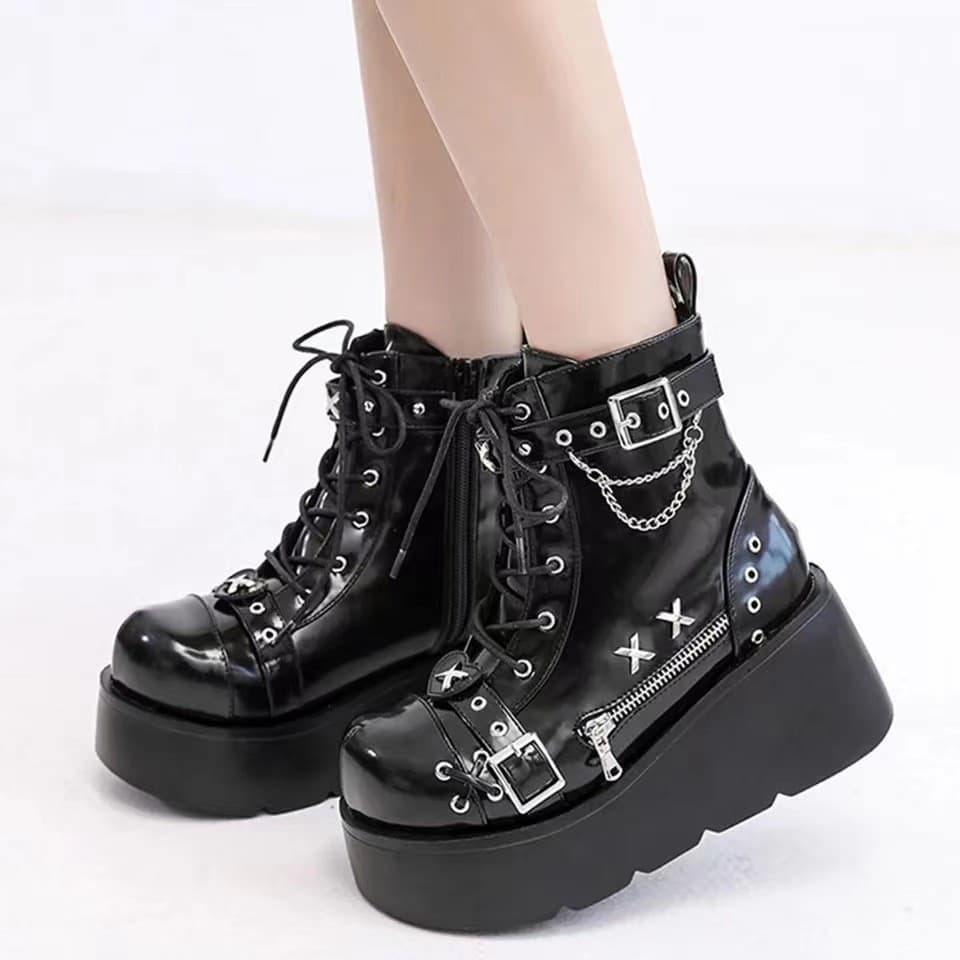 Botas de plataforma DeMonia, novas botas com detalhes de tachas, botas curtas com solas grossas, botas de motociclista.