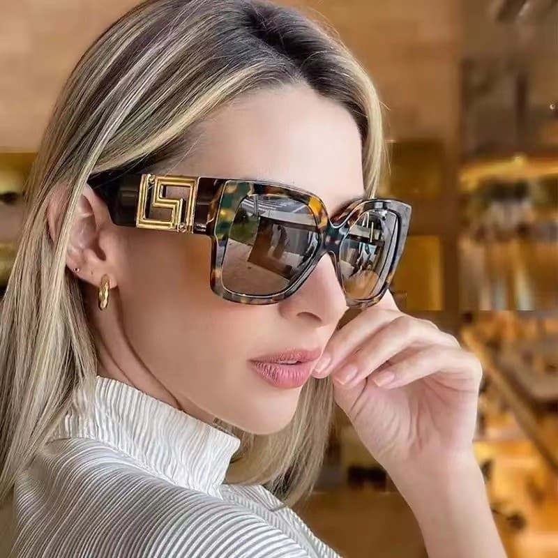 Novos Óculos de Sol Femininos com Armação Quadrada Grossa, Tamanho Grande, Design Luxuoso com Detalhes Vazados, Estilo V