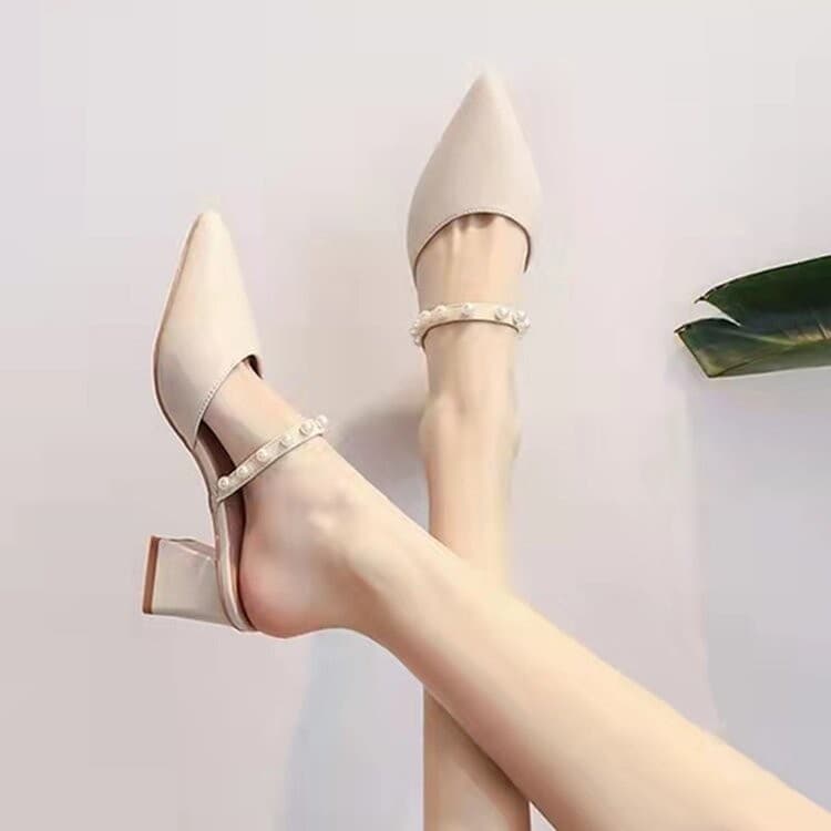 Sandálias femininas roupa exterior 2026 novo estilo apontado moda francesa sapatos de salto médio alto salto grosso Baot