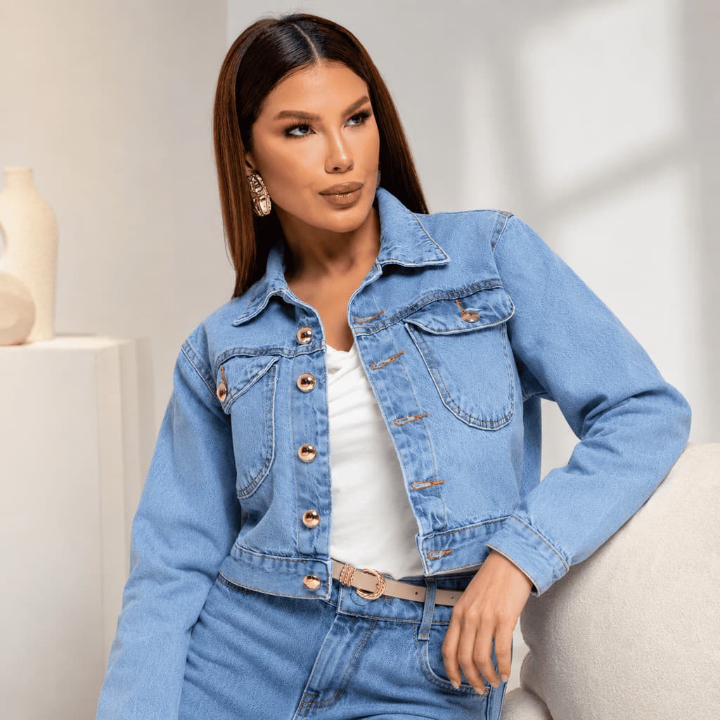 Jaqueta Jeans Feminina Cropped Manga Longa com Bolsos e Botões Metalizados