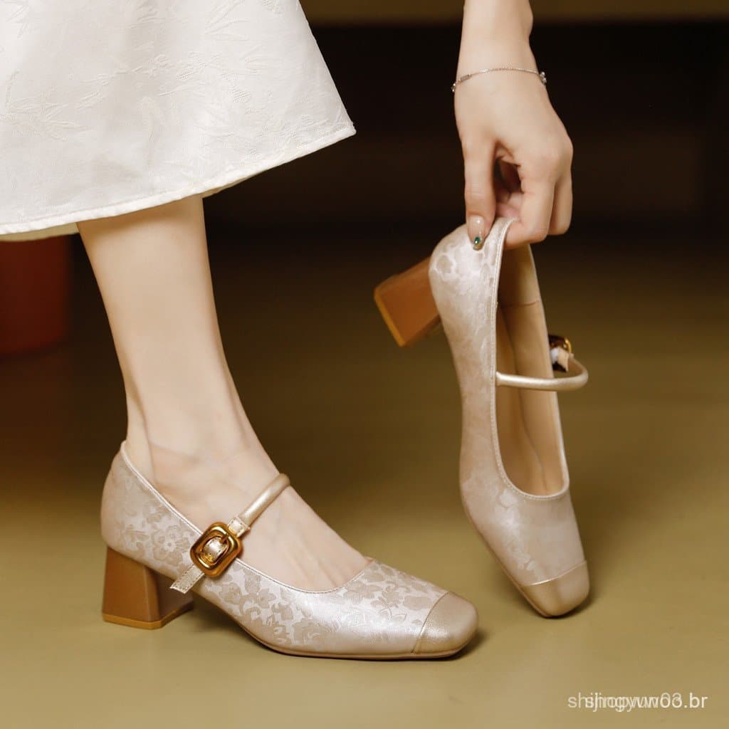 Novas sapatilhas de pérolas estilo chinês 2025, sapatos femininos de salto grosso e bico quadrado, estilo retrô versátil