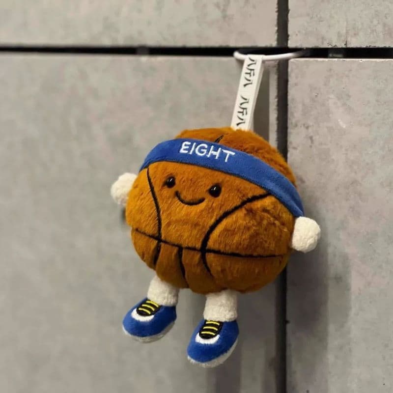 Chegando em breve: Bolas de basquete, bolas de futebol, bolas de tênis, bonecas, mochilas, pingentes de chave, chaveiros